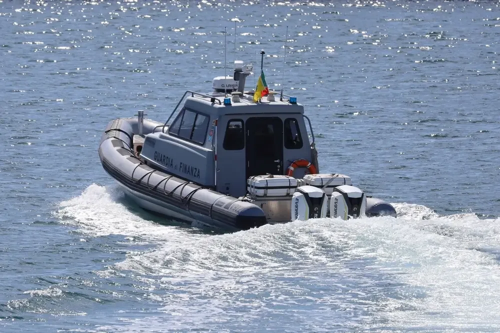 Motovedetta veloce della Guardia di Finanza in navigazione al largo della Sardegna