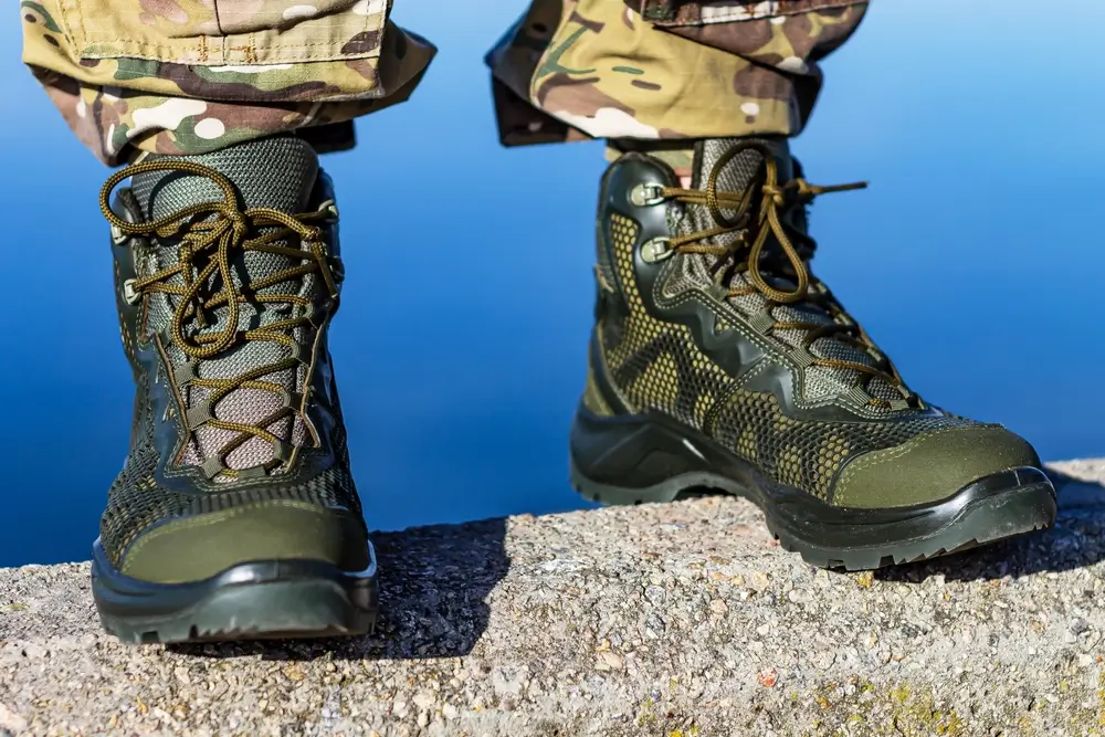 Stivali militari tattici e pantaloni mimetici, parte dell'equipaggiamento per i concorsi della Guardia di Finanza.