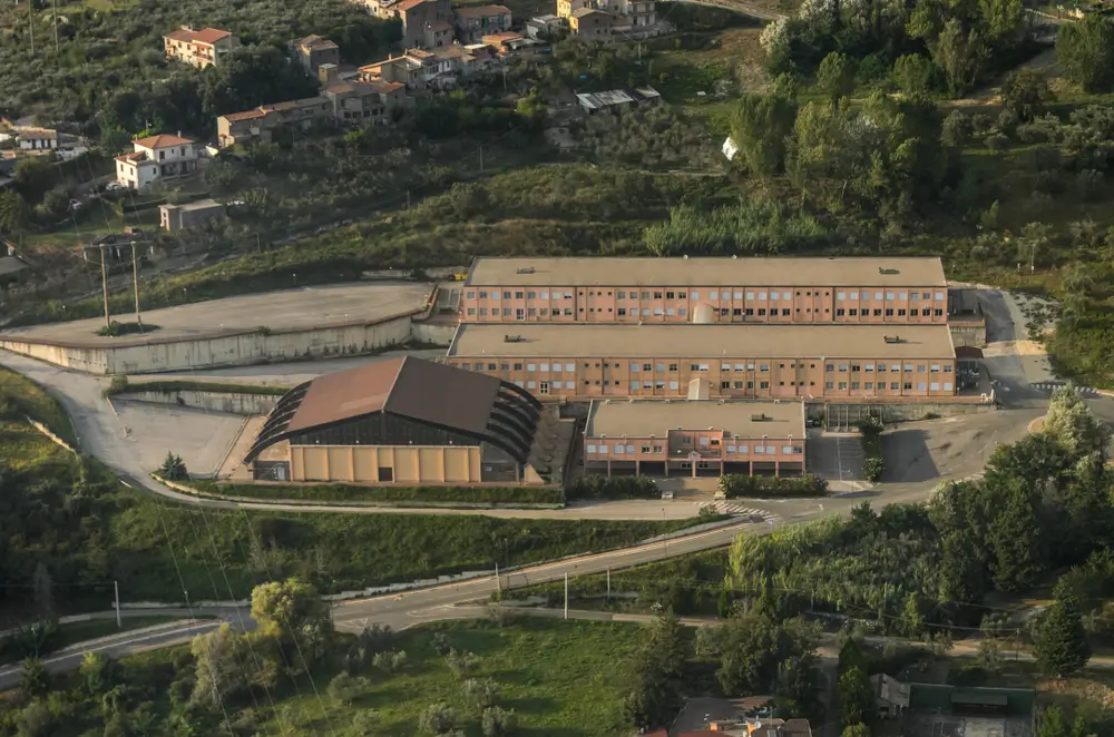 Veduta aerea della Scuola Alpina della Guardia di Finanza tra le montagne per le prove di specializzazione SAGF e ATPI.