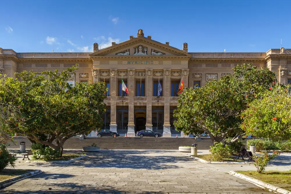 Palazzo del Municipio con bandiera italiana, ufficio pubblico per procedure di arruolamento e concorsi ufficiali.