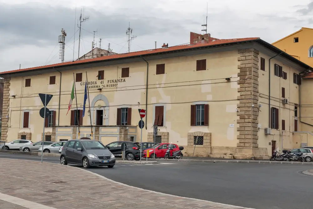 Facciata della Caserma G. Russo della Guardia di Finanza, edificio di riferimento per il concorso allievi finanzieri.