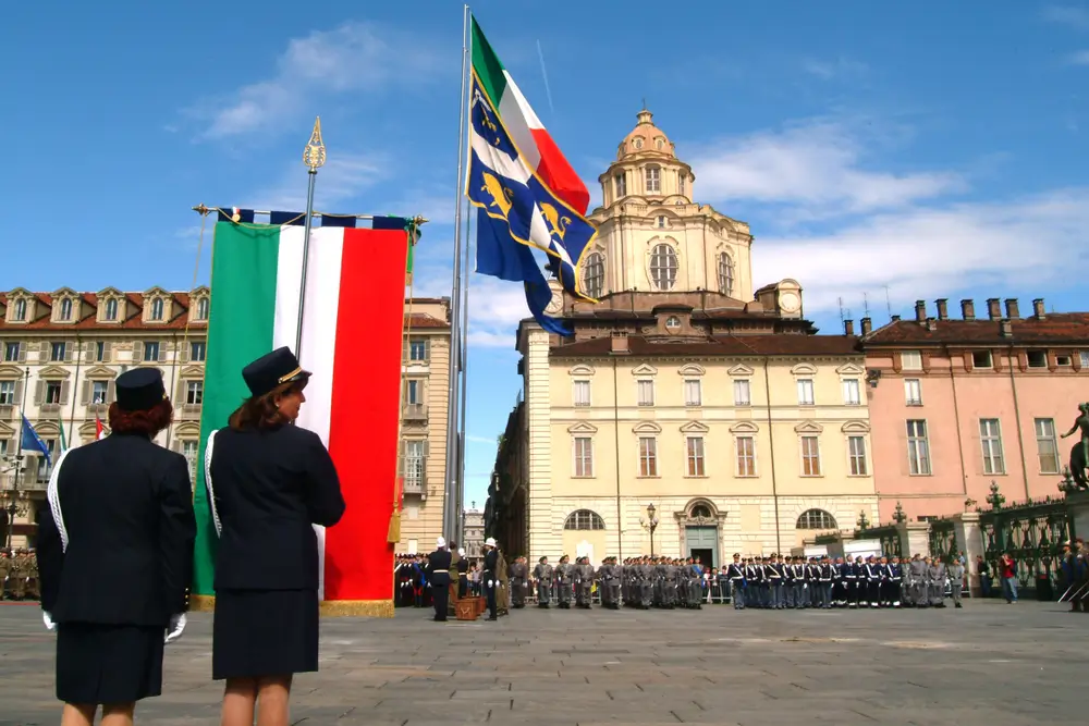Allievi della Guardia di Finanza schierati in piazza per la solenne cerimonia del giuramento militare.
