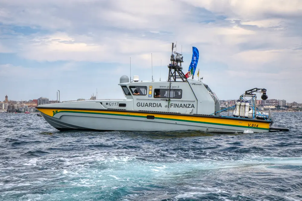 Barca di pattuglia della Guardia di Finanza in navigazione in mare aperto, mezzo operativo per i futuri allievi finanzieri.