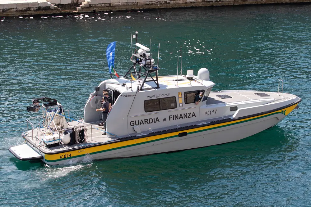 Motovedetta della Guardia di Finanza in mare, operativa per le attività del contingente di mare.