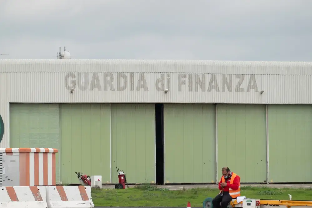 Caserma della Guardia di Finanza con grandi portoni verdi, sede per il reclutamento e la formazione dei nuovi allievi.