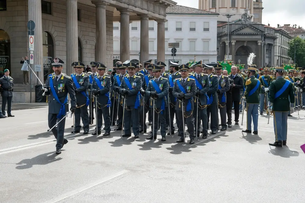 Cadetti della Guardia di Finanza in alta uniforme schierati durante una cerimonia ufficiale all'aperto.