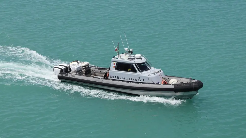 Vedetta della Guardia di Finanza in navigazione per il pattugliamento e la sicurezza delle frontiere marittime.