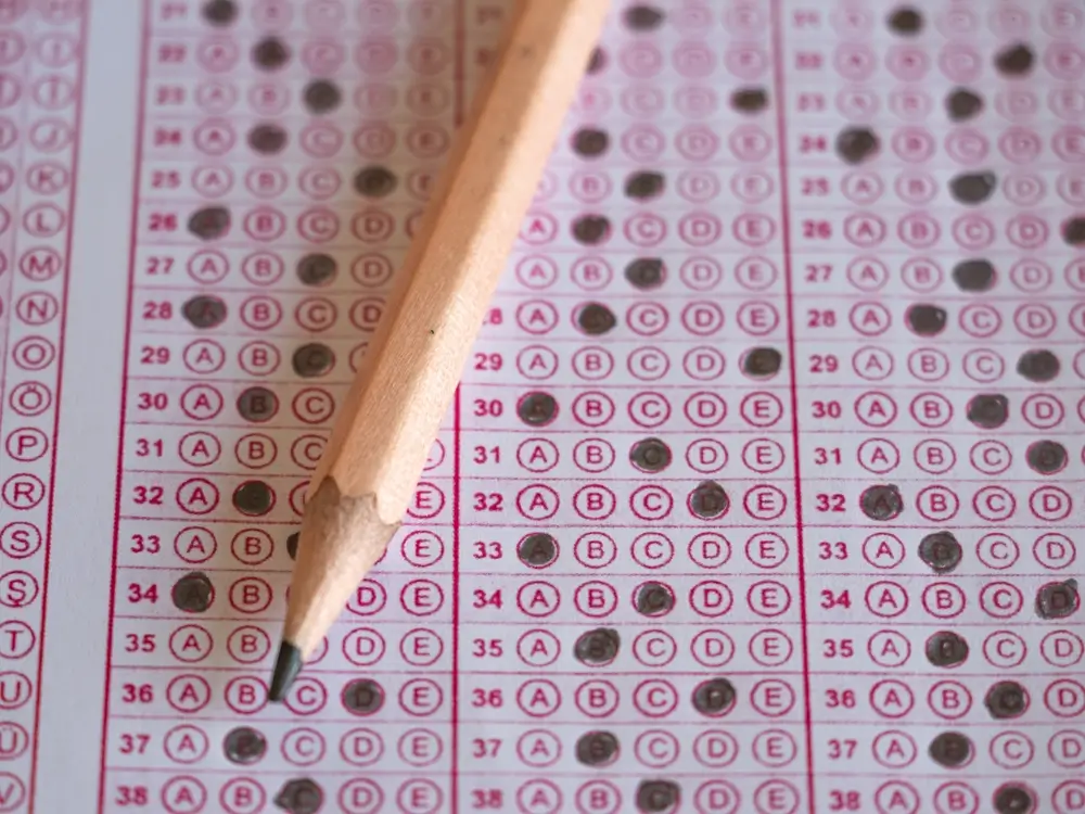Scheda risposte per quiz a scelta multipla compilata con una matita, predisposta per la lettura ottica dei risultati.