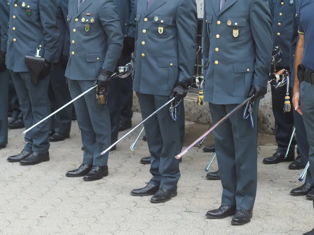 Ufficiali in divisa con la sciabola militare d'ordinanza schierati durante la solenne cerimonia del giuramento.