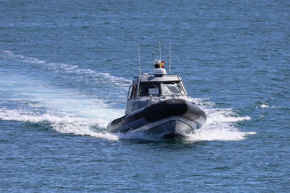Motovedetta della Guardia di Finanza in pattugliamento marittimo ad alta velocità in mare aperto.