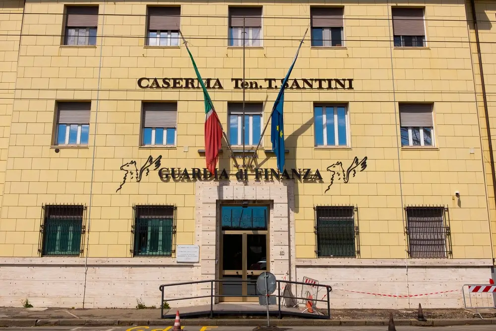 Facciata della Caserma Santini della Guardia di Finanza, sede istituzionale e di formazione per allievi e militari.
