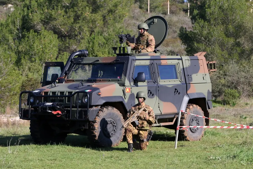 Allievi marescialli durante un addestramento militare operativo con un veicolo blindato Iveco Lince.