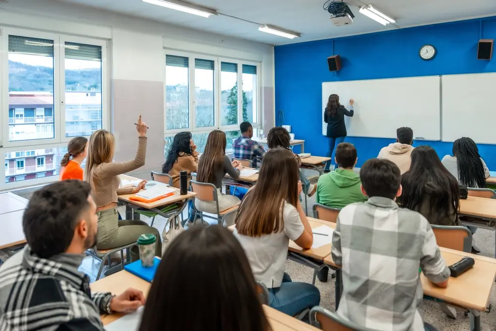 Cadetti dell'Accademia militare in aula mentre seguono una lezione per il concorso della Guardia di Finanza.