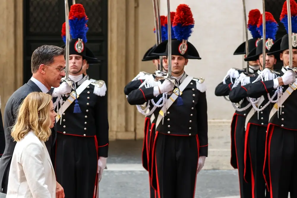 Ufficiali della Guardia di Finanza in alta uniforme con maniche lunghe e collo alto durante una cerimonia ufficiale.