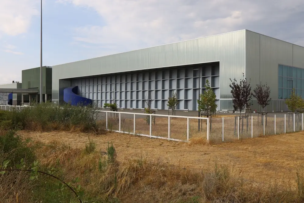 Facciata moderna della Fiera di Roma, edificio centro congressi adibito a sede di esame per i concorsi pubblici.