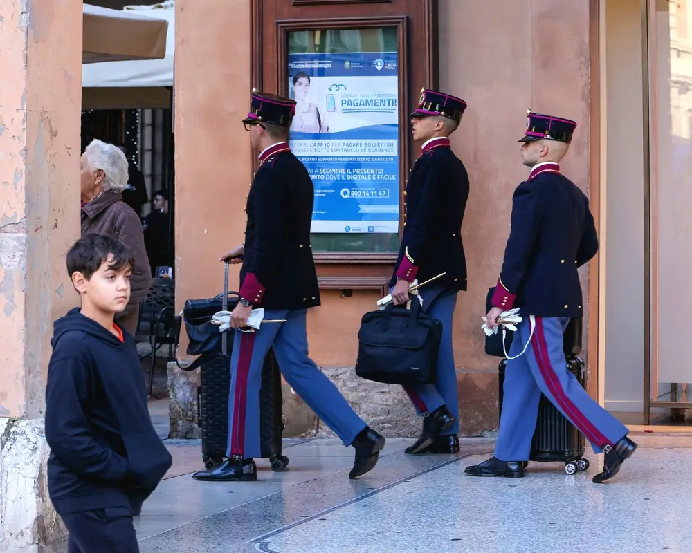Allievi finanzieri in divisa durante l'addestramento reclute camminano in fila con i propri bagagli.