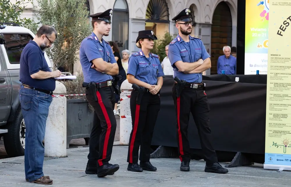 Militari in divisa estiva italiana a maniche corte con braccia scoperte, evidenziando la visibilità di tatuaggi.