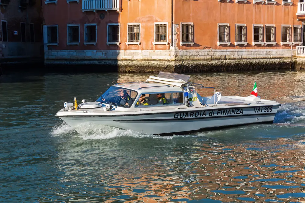 Motovedetta della Guardia di Finanza in navigazione su un canale, unità del contingente di mare per i concorsi pubblici.